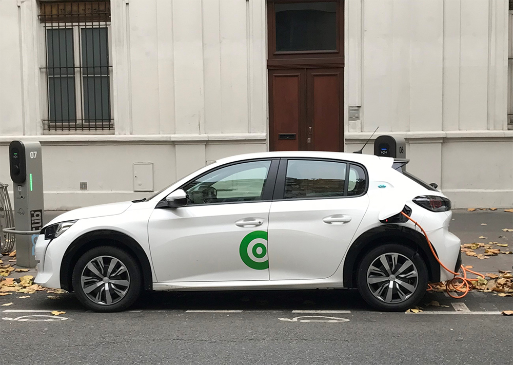 Voitures électriques : à Paris, ces bornes de recharge viennent jusqu'à  vous - Le Parisien