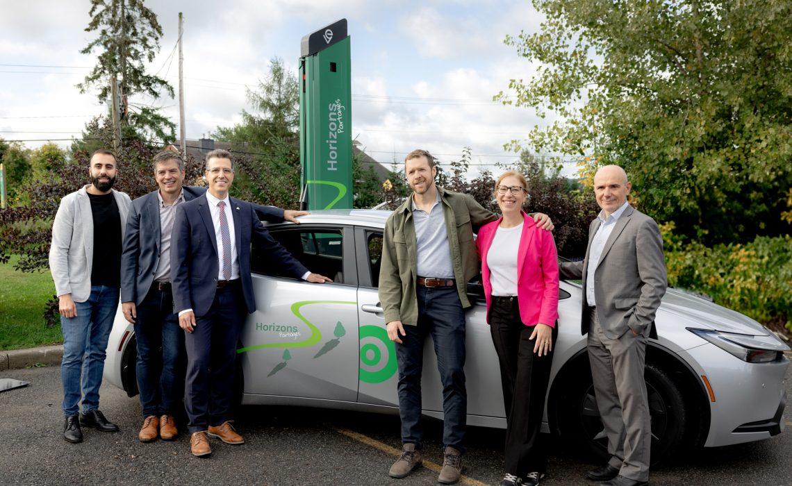 De gauche à droite : Alex Rizk (Vice-Président, Taxi Loyal), Benoit Delage (DG, CREDDO), Pierre Guénard (Maire de Chelsea), Guillaume Lamoureux (Maire de La Pêche), Sophie Chatel (Députée de Pontiac-Kitigan Zibi) et Marco Viviani (Vice-Président, Développement stratégique Communauto) - Crédit photos : Agatha et Liam Rowland - www.studio1520.com