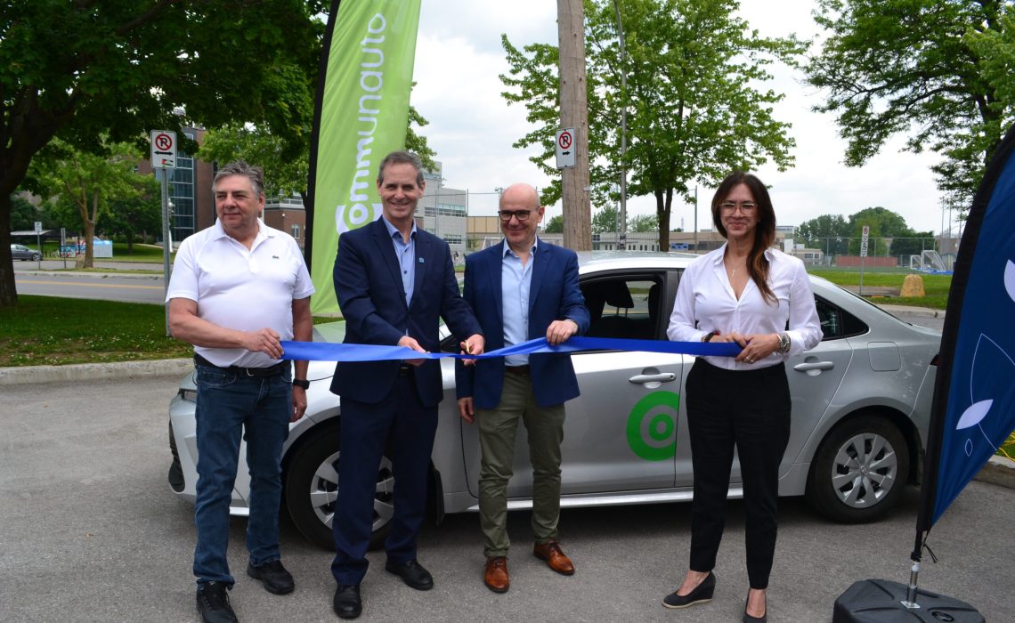  Luc Vézina, conseiller municipal de Sainte-Thérèse, Christian Charron, maire de Sainte-Thérèse, Marco Viviani, vice président, développement stratégique de Communauto, Barbara Morin, conseillère municipale de Sainte-Thérèse